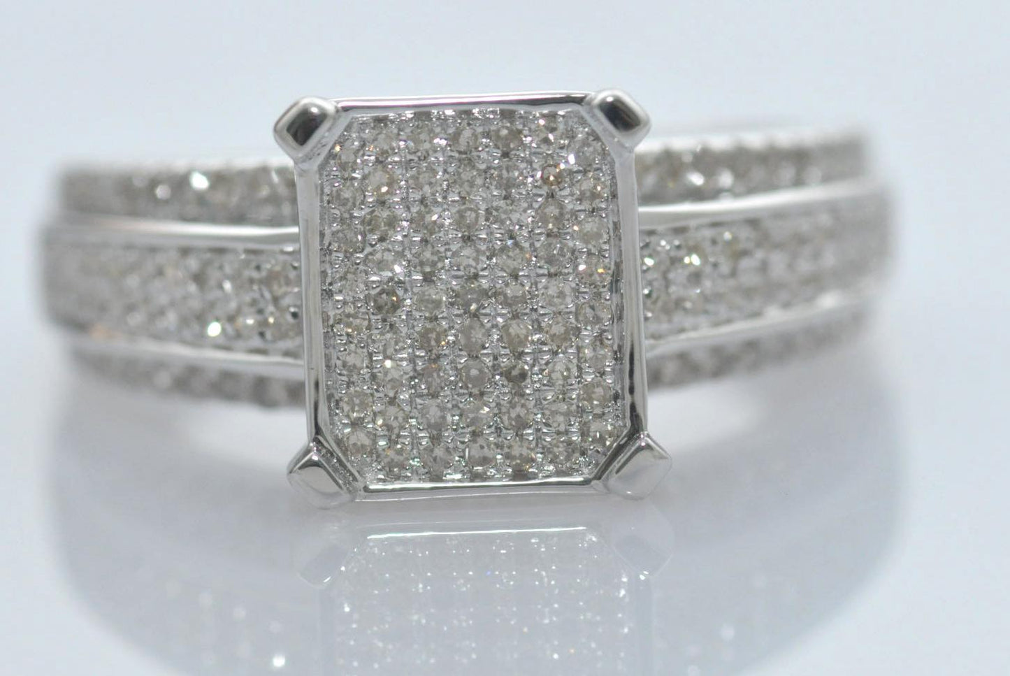 14053R Ring With Diamond