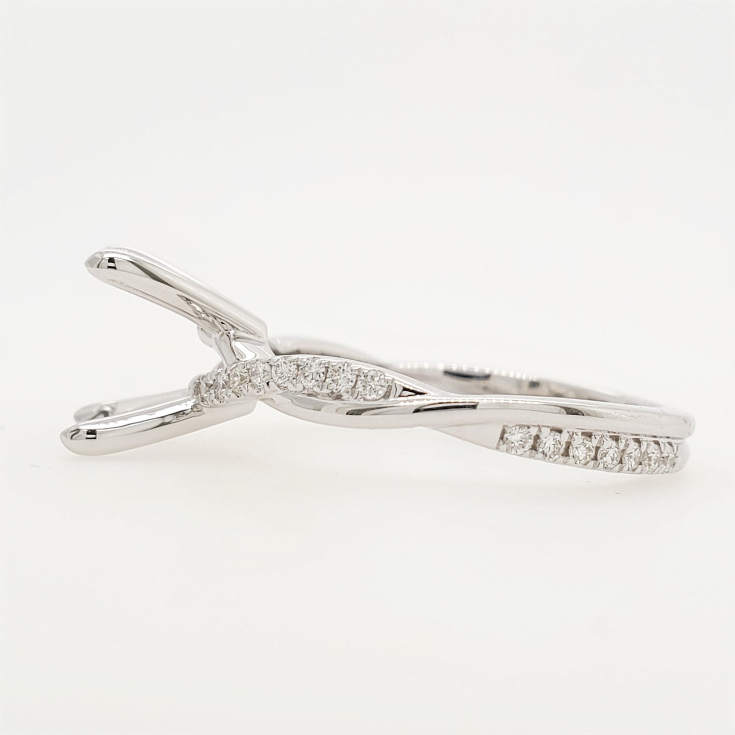 17588R Ring With Diamond