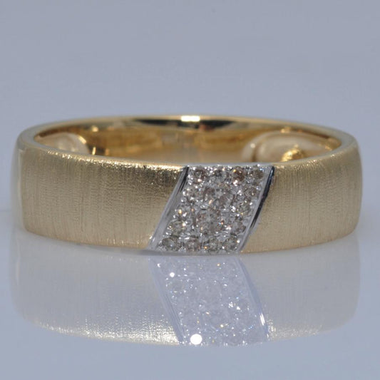 11492R Ring With Diamonds