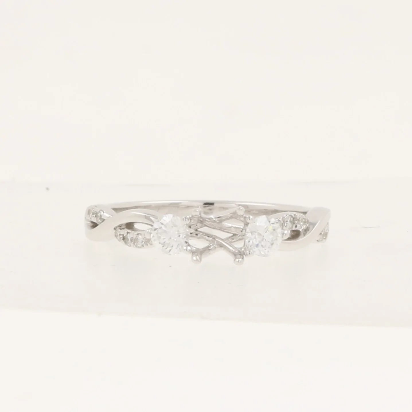 15963ER Ring With Diamond